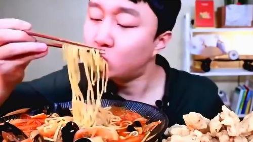 屋塔房小哥家庭背景,逆境中的成长与奋斗